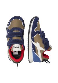 Sneaker navy e khaki con cinturini in velcro, accenti bianchi, rivestimento rosso e una suola nera testurizzata. Realizzati in materiale scamosciato e sintetico.