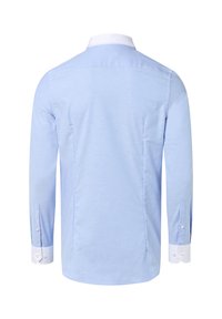 Camicetta azzurro chiaro a maniche lunghe con colletto e polsini bianchi. Tessuto liscio, vestibilità slim e cuciture verticali lungo la schiena.