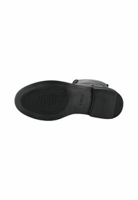 Semelle de chaussure en caoutchouc noir avec surface texturée et motifs circulaires. Présente un talon plat et un bord lisse. Logo Geox gravé.