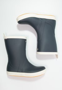 Námornícky modré gumové čižmy do dažďa s bielymi podrážkami a lemovaním, s textúrovaným zvrškom a zadným popruhom na jednoduché obúvanie.