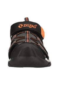 Svart mångfunktionell sko med orange detaljer, meshdesign, elastiska snören och justerbart band. Gummisula för bra grepp och hållbarhet.