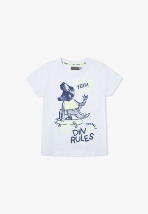 Camiseta blanca para niños con un dibujo de un dinosaurio montando una patineta, con el texto "¡SÍ!" y "LAS REGLAS DEL DINOSAURIO" en una fuente divertida.