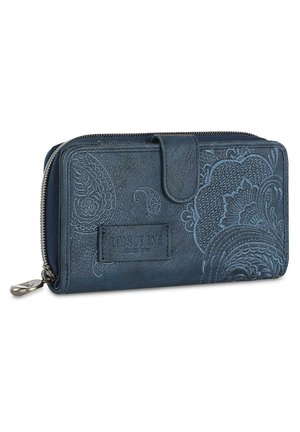 Cartera de cuero azul con intrincados patrones en relieve de paisley, cierre de cremallera y botón a presión. Presenta un parche de marca en la parte frontal.