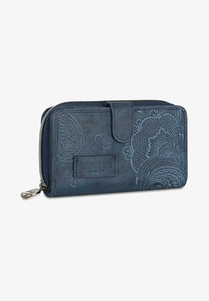 Cartera de cuero azul con intrincados patrones en relieve de paisley, cierre de cremallera y botón a presión. Presenta un parche de marca en la parte frontal.