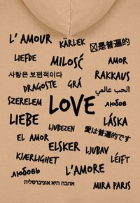 Felpa marrone con la parola "AMORE" in evidenza in nero, circondata da traduzioni in diverse lingue, con caratteri e dimensioni variabili.