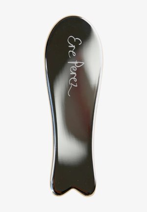 Czarna wkładka do buta z napisem "Ene Perez" w białym, ozdobnym pisaniu na jednolitym jasnym tle.