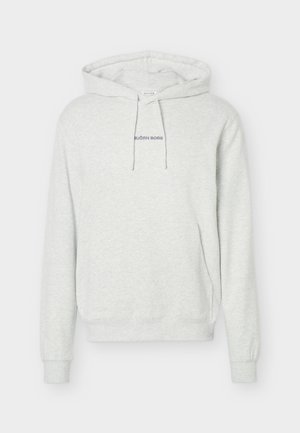 Hanorac gri deschis cu glugă, mâneci lungi, buzunar frontal tip cangur, șnururi și logo mic centrat „BJÖRN BORG” pe piept.