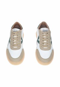 Sneakers bianchi con accenti beige, caratterizzati da una tomaia in pelle liscia, sovrapposizioni testurizzate, spesse stringhe beige e una suola in gomma.