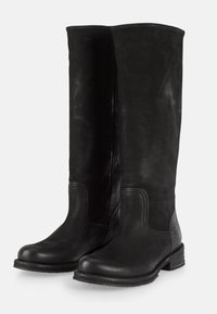 Bottes en cuir noir à hauteur de genou avec une finition lisse, un bout arrondi et un panneau latéral texturé. Elles présentent un petit talon empilé et une semelle robuste.