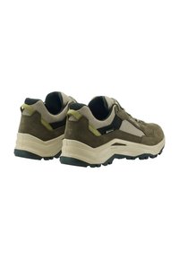 Paar olijfkleurige en beige wandelschoenen met dikke witte zolen en zwarte gripzolen, vanaf de achterkant gezien tegen een witte achtergrond.