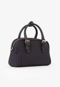 Borsa nera realizzata in tessuto testurizzato, dotata di due manici corti, zip dorata e tracolle regolabili; forma rettangolare con un design elegante.