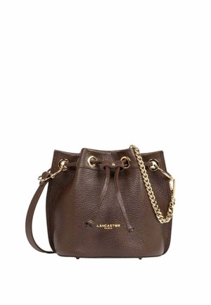 Sac seau en cuir marron foncé avec cordon, chaîne et bandoulière dorées, avec le logo "Lancaster Paris" en lettres dorées.