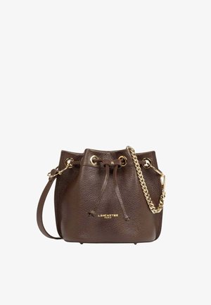 Sac seau en cuir marron foncé avec cordon, chaîne et bandoulière dorées, avec le logo "Lancaster Paris" en lettres dorées.