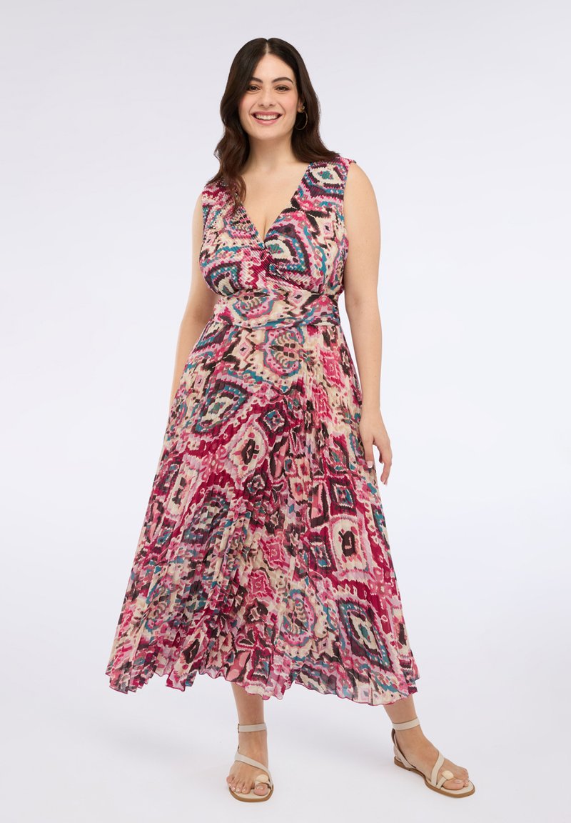 Rochie maxi cu un model geometric multicolor, decolteu adânc, talie evidențiată și fustă fluidă. Fabricată dintr-un material ușor.