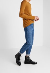 HUGO Trui - cognac