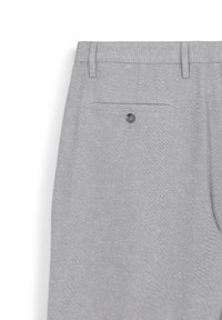 Visuale posteriore di pantaloni grigi chiari con passanti per cintura e una tasca a filetto con un solo bottone sul lato destro.