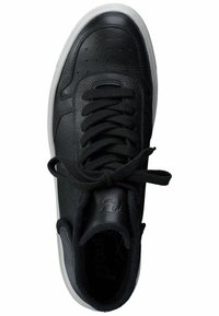 Černé kožené tenisky s hladkým povrchem, zaoblenou špičkou, černými tkaničkami a texturovanými vložkami. Obsahují bílou gumovou podrážku a perforované detaily.