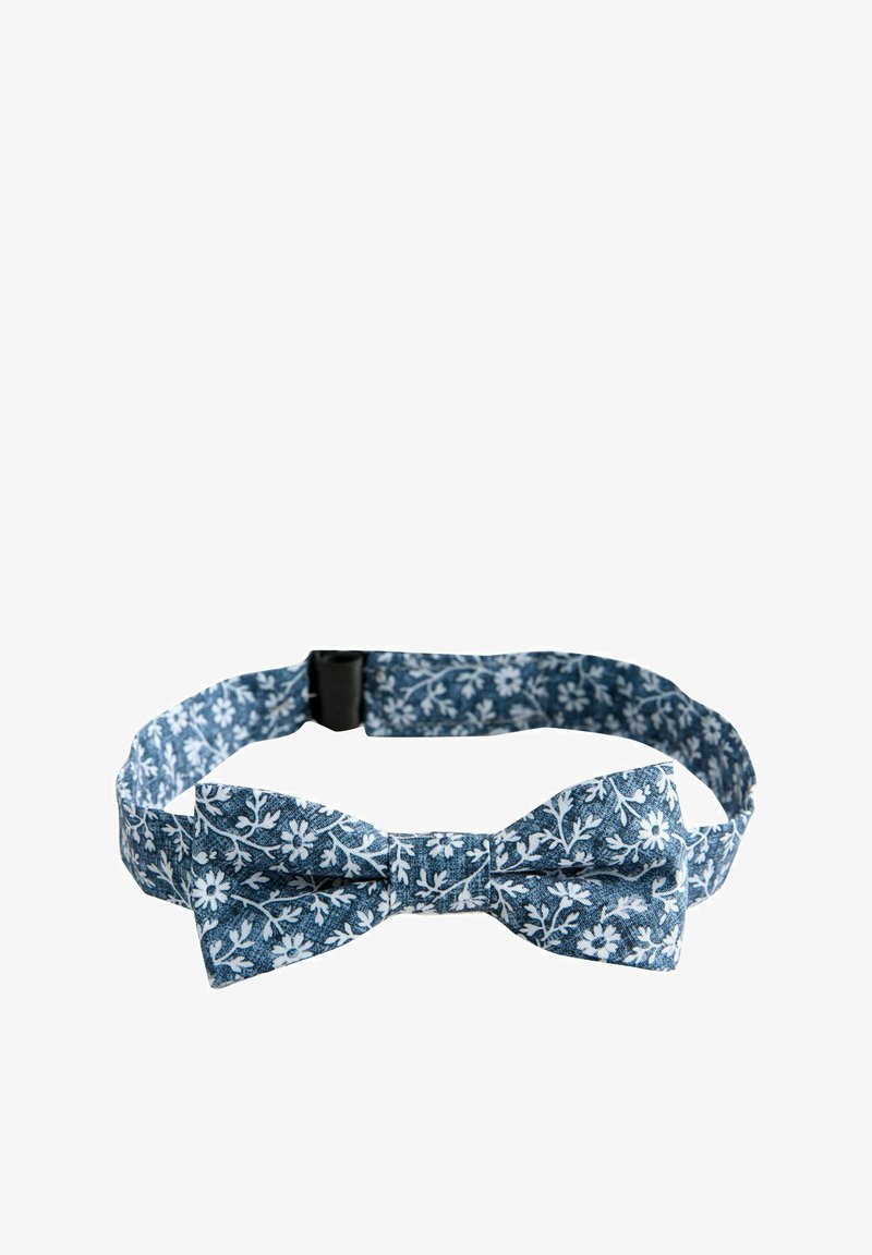 Papillon di tessuto blu con motivo floreale bianco e cinturino regolabile, posato disteso su sfondo bianco.