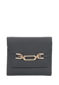 Czarny skórzany portfel z akcentami w postaci złotego łańcucha. Posiada zapięcie na klapkę i minimalistyczny design. Gładka tekstura. Kwadratowy kształt.
