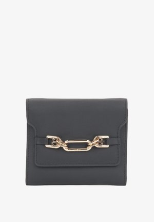 Czarny skórzany portfel z akcentami w postaci złotego łańcucha. Posiada zapięcie na klapkę i minimalistyczny design. Gładka tekstura. Kwadratowy kształt.