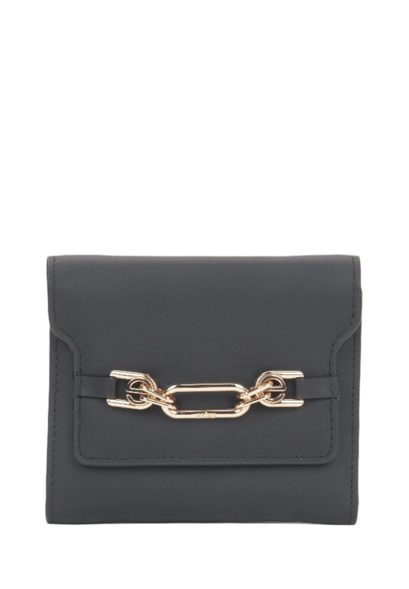 Czarny skórzany portfel z akcentami w postaci złotego łańcucha. Posiada zapięcie na klapkę i minimalistyczny design. Gładka tekstura. Kwadratowy kształt.