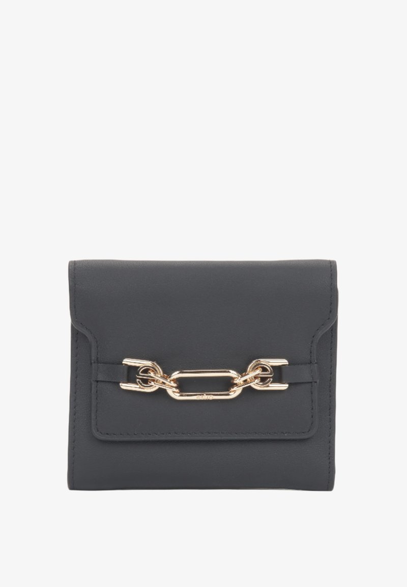 Czarny skórzany portfel z akcentami w postaci złotego łańcucha. Posiada zapięcie na klapkę i minimalistyczny design. Gładka tekstura. Kwadratowy kształt.