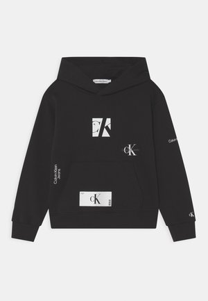 Sudadera con capucha negra y bolsillo frontal, con detalles en blanco en el logo y texto en el pecho y la manga izquierda. Material de mezcla de algodón.