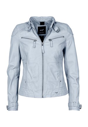 Lichtgrijze leren jas met rits, met twee horizontale borstzakritsen, zijzakken, gespsluitingen op de kraag en manchetten, en een opstaande kraag.