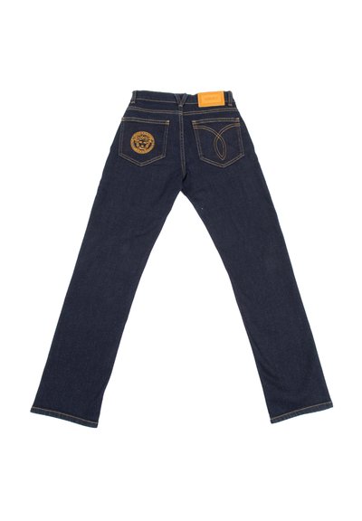 Jeans in denim blu scuro con vita alta, gambe dritte, decorati con cuciture dorate e un design di leone sulla tasca posteriore.