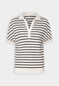 Polo blanc à manches courtes avec des rayures horizontales noires et un col en V.