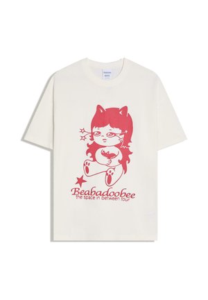 Wit T-shirt met rode cartoon van een meisje met kattenoordjes die een kat vasthoudt, stergrafiek en tekst "Beabadoobee the space in between tour."