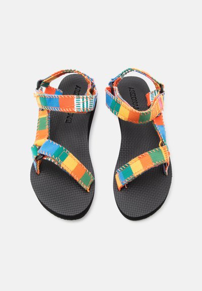 Ζεύγος μαύρων σανδαλιών με πολύχρωμες λουρίδες απ ό καρό ύφασμα σε πορτοκαλί, μπλε, πράσινο και κίτρινο χρώμα και κλείσιμο με βέλκρο.