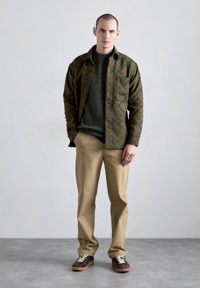 NN.07 Stickad tröja - khaki