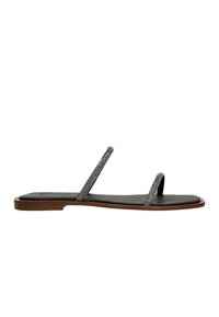 Černé kožené ploché sandály s tenkými pásky a dekorativními kovovými akcenty, s texturovanou stélkou; minimalistický design s plochou podešví.