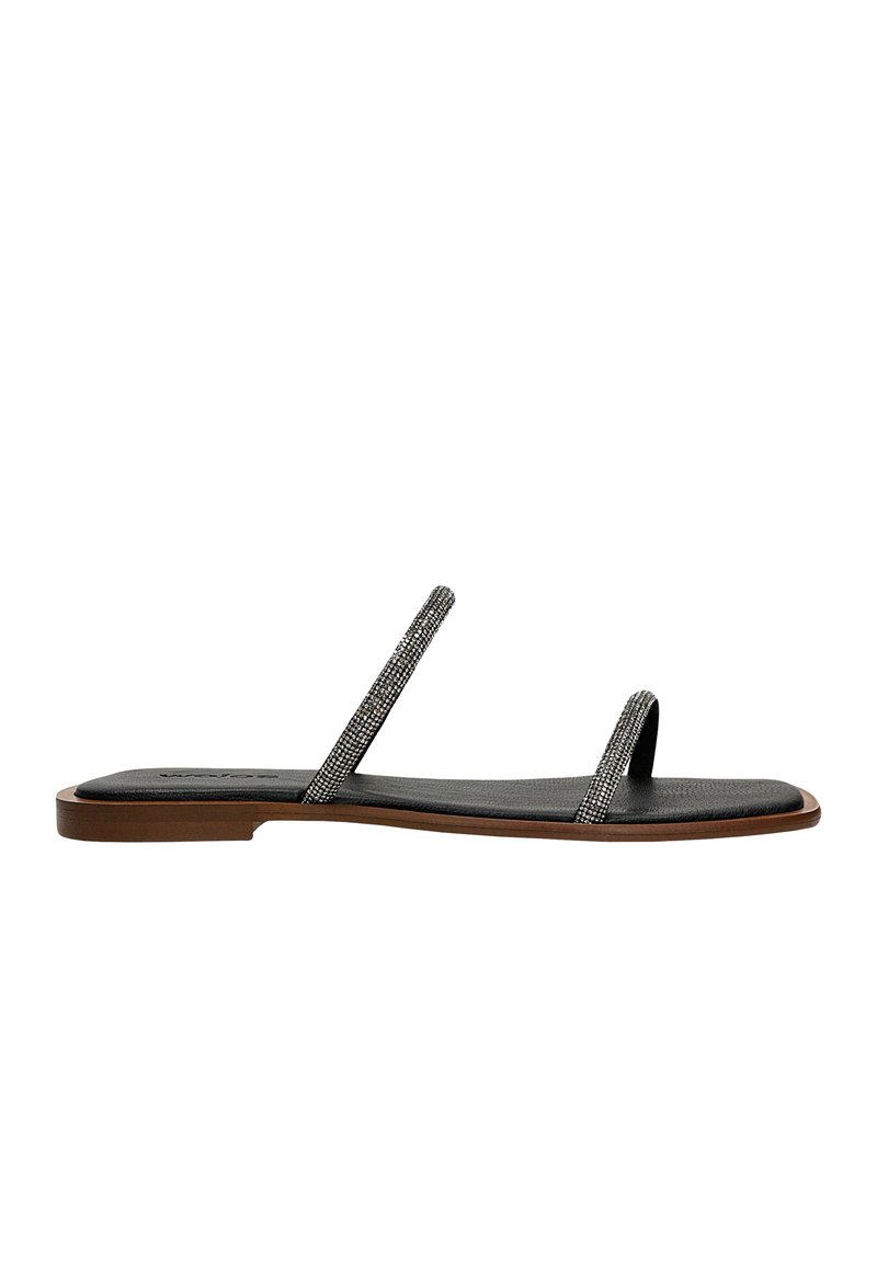 Černé kožené ploché sandály s tenkými pásky a dekorativními kovovými akcenty, s texturovanou stélkou; minimalistický design s plochou podešví.