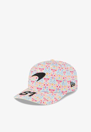 Czapka z kwiatowym wzorem w pastelowych kolorach na tkaninie, z czarnym logo i haftowanym numerem "81" z przodu. Płaski daszek.