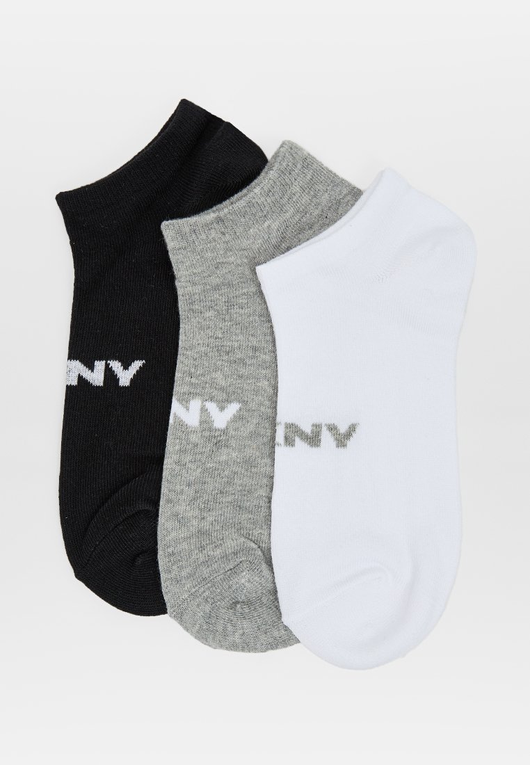 Trzy pary skarpetek do kostek w kolorach czarnym, szarym i białym; wykonane z miękkiego materiału o prążkowanej strukturze z białym logo marki po bokach.