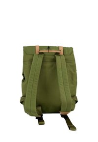 Zaino in tessuto verde con dettagli in pelle beige, dotato di spallacci regolabili e una superficie liscia. Design semplice e funzionale.