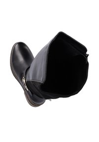 Botte en cuir noir avec un bout arrondi, des coutures renforcées et un accent de boucle en argent. Elle présente une tige large et une doublure intérieure lisse.