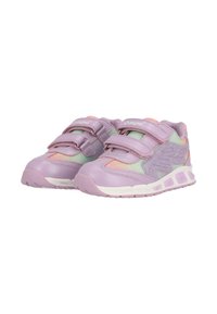 Lila Sport Schuhe aus Mesh- und Synthetikleder, ausgestattet mit zwei verstellbaren Klettverschlüssen und einem strukturierten Design an der Seite.