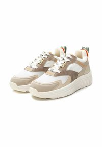 Sneaker beige e bianche con un design testurizzato, caratterizzate da pannelli in rete, chiusura con lacci e accenti a contrasto in arancione e verde.