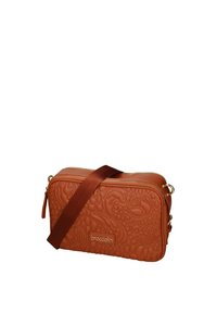 Borsa a tracolla in pelle marrone chiaro con motivo floreale embossato, hardware dorato e tracolla in poliestere rimovibile.