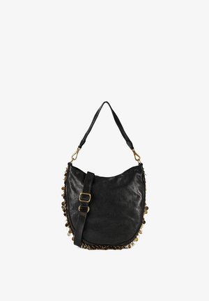 Bolso de hombro de cuero negro con correa ajustable y adornos decorativos de monedas doradas y plateadas a lo largo de los bordes.