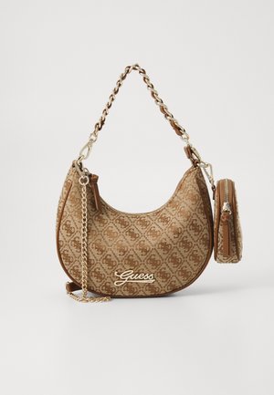 Sac à main marron à motif avec une forme courbée, une chaîne en or, et un détail de logo. Comprend une petite pochette détachable.