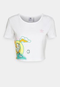 Vit kortärmad t-shirt med rund halsringning. Har ett färgglatt grafiskt tryck av en karaktär, moln och en stjärna.