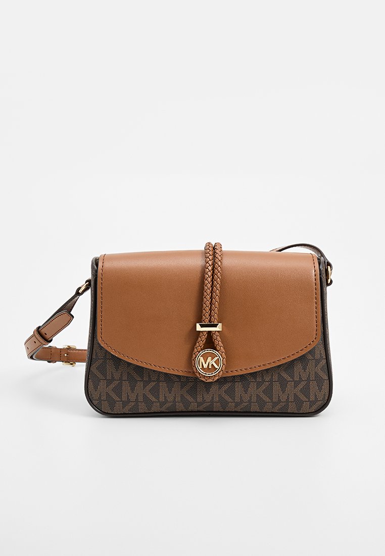 Braune Leder-Handtasche mit einem gemusterten unteren Abschnitt, großem Klappverschluss, geflochtenem Detail und goldenen Akzenten. Verstellbarer Trageriemen inklusive.