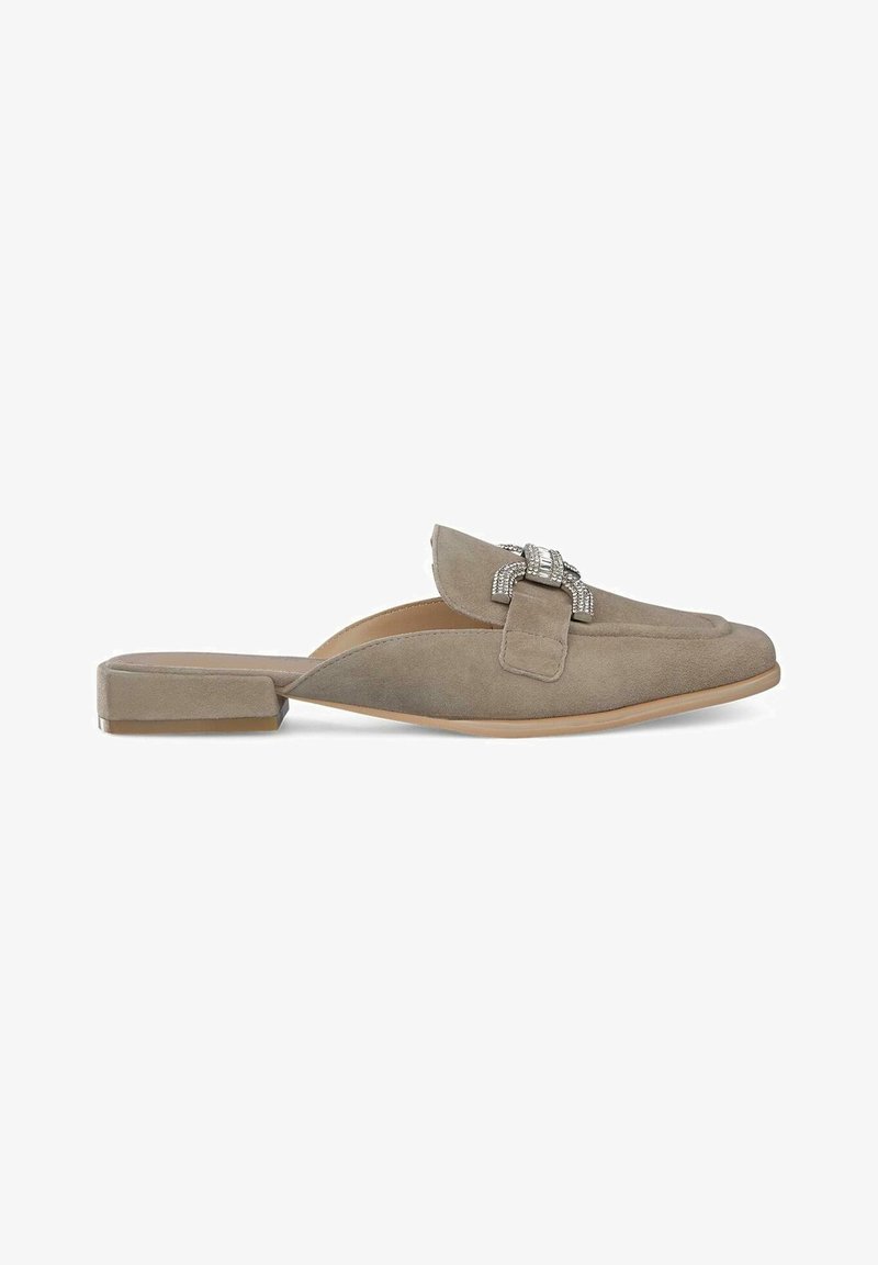 Mule en daim couleur taupe à enfiler avec un petit talon et une boucle décorative argentée sur le dessus, vue de côté sur fond blanc.