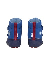 Stivali blu per bambini con finitura in suede testurizzata, caratterizzati da accenti rossi, doppie cinghie in Velcro e un logo circolare sul tallone.