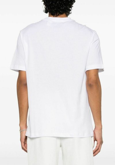 T-shirt bianca a maniche corte in cotone, con una vestibilità rilassata, colletto rotondo e design pulito e semplice, senza alcun motivo o grafica.