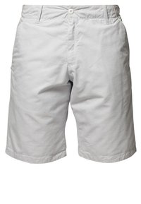 Shorts en coton gris clair avec une coupe droite, dotés d'une fermeture par bouton, de passants pour ceinture et de poches latérales. Texture lisse, détails minimalistes.